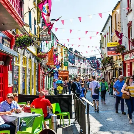 Daire Centre Escape With Large Terrace, Sleeps 7