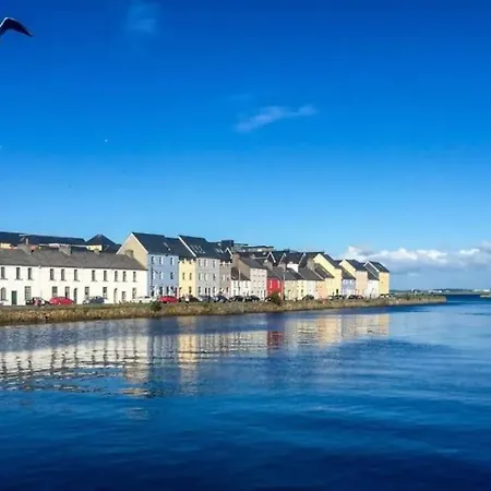 Centre Escape With Large Terrace, Sleeps 7 아파트 골웨이