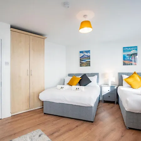 Centre Escape With Large Terrace, Sleeps 7 아파트 *